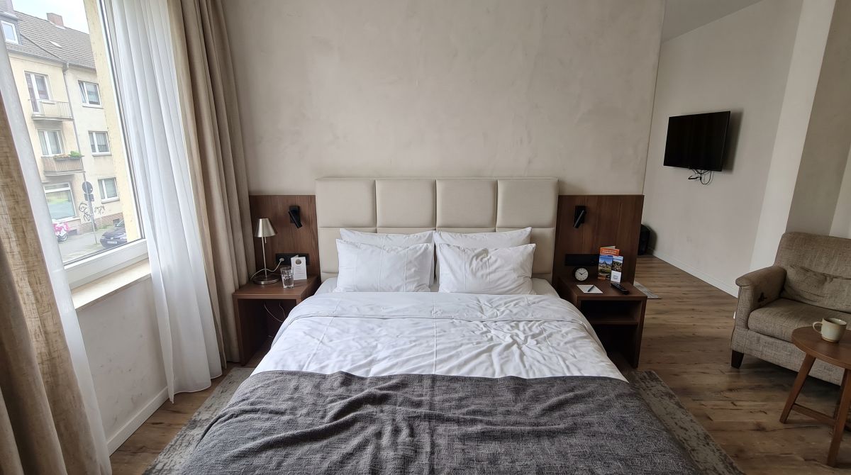 hoofdbord-op-maat-hotelkamer-joey Licht gestoffeerd modern hoofdbord op maat met vakken in een Europese hotelkamer